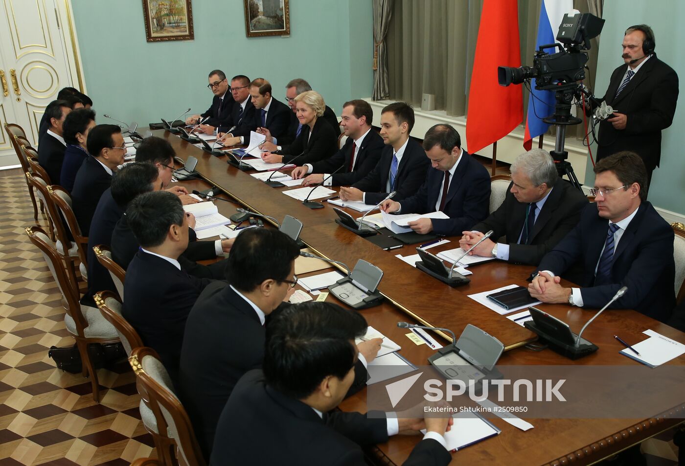 Dmitry Medvedev meets with Li Keqiang