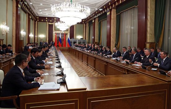 Dmitry Medvedev meets with Li Keqiang