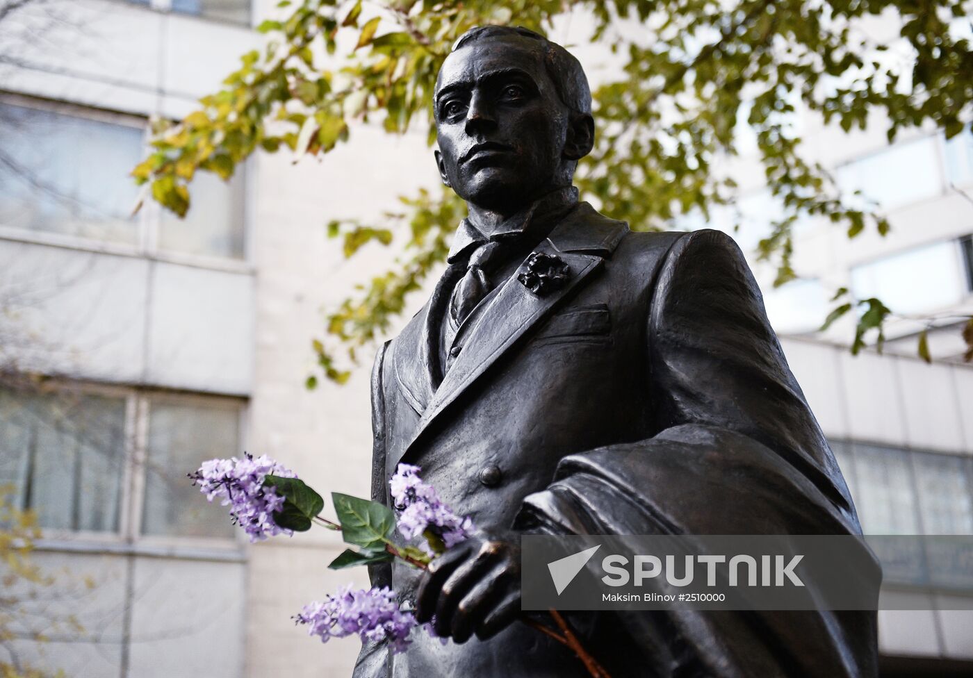Monument to Yevgeny Vakhtangov unveiled in Moscow