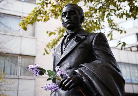 Monument to Yevgeny Vakhtangov unveiled in Moscow