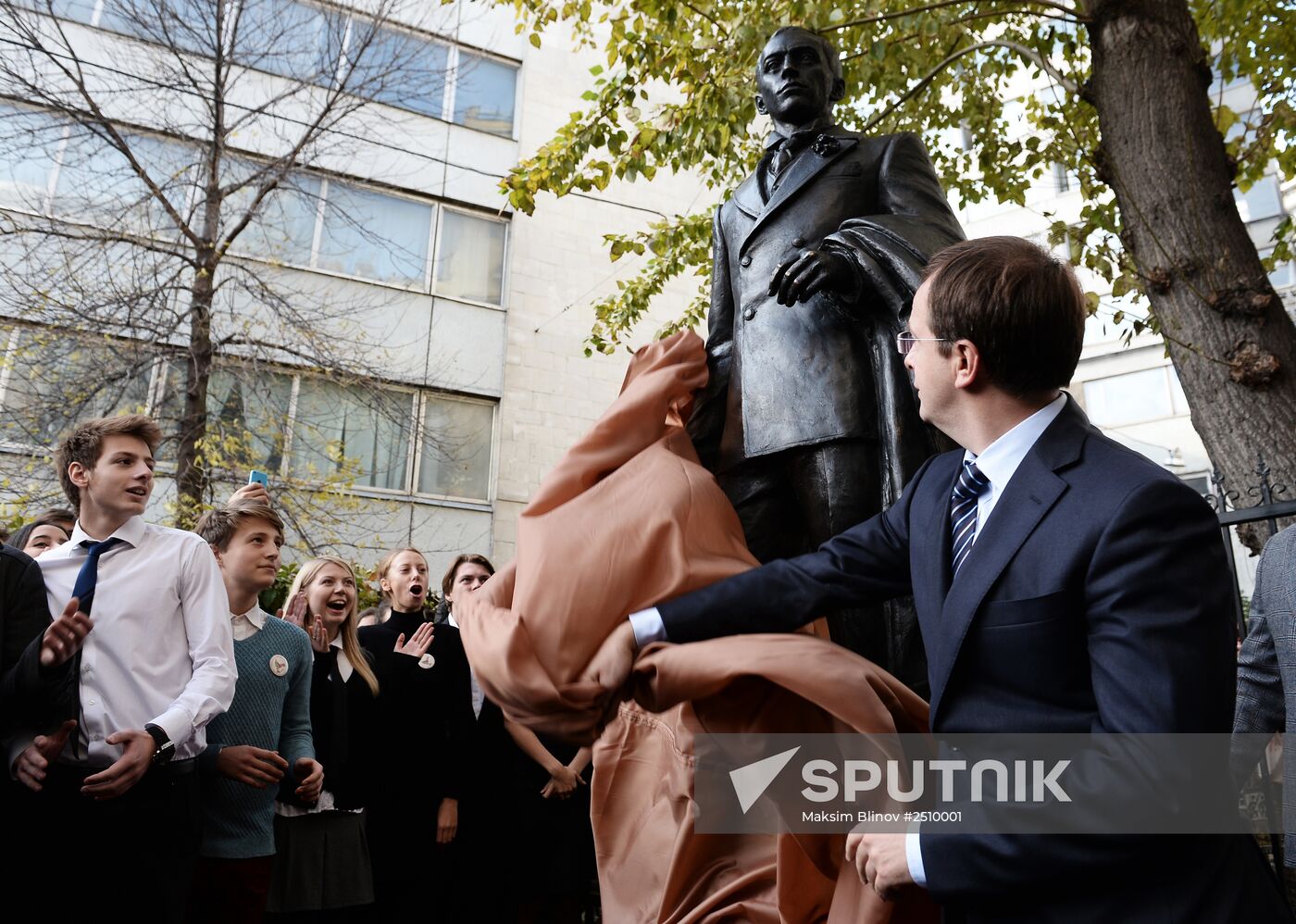 Monument to Yevgeny Vakhtangov unveiled in Moscow