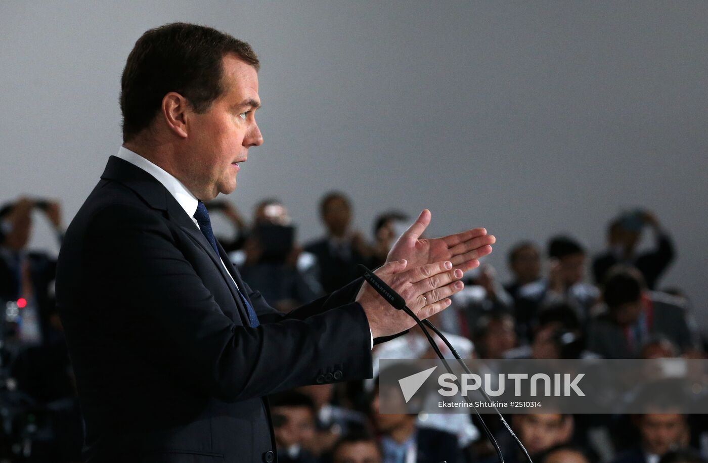 Dmitry Medvedev and Li Keqiang attend Open Innovations forum