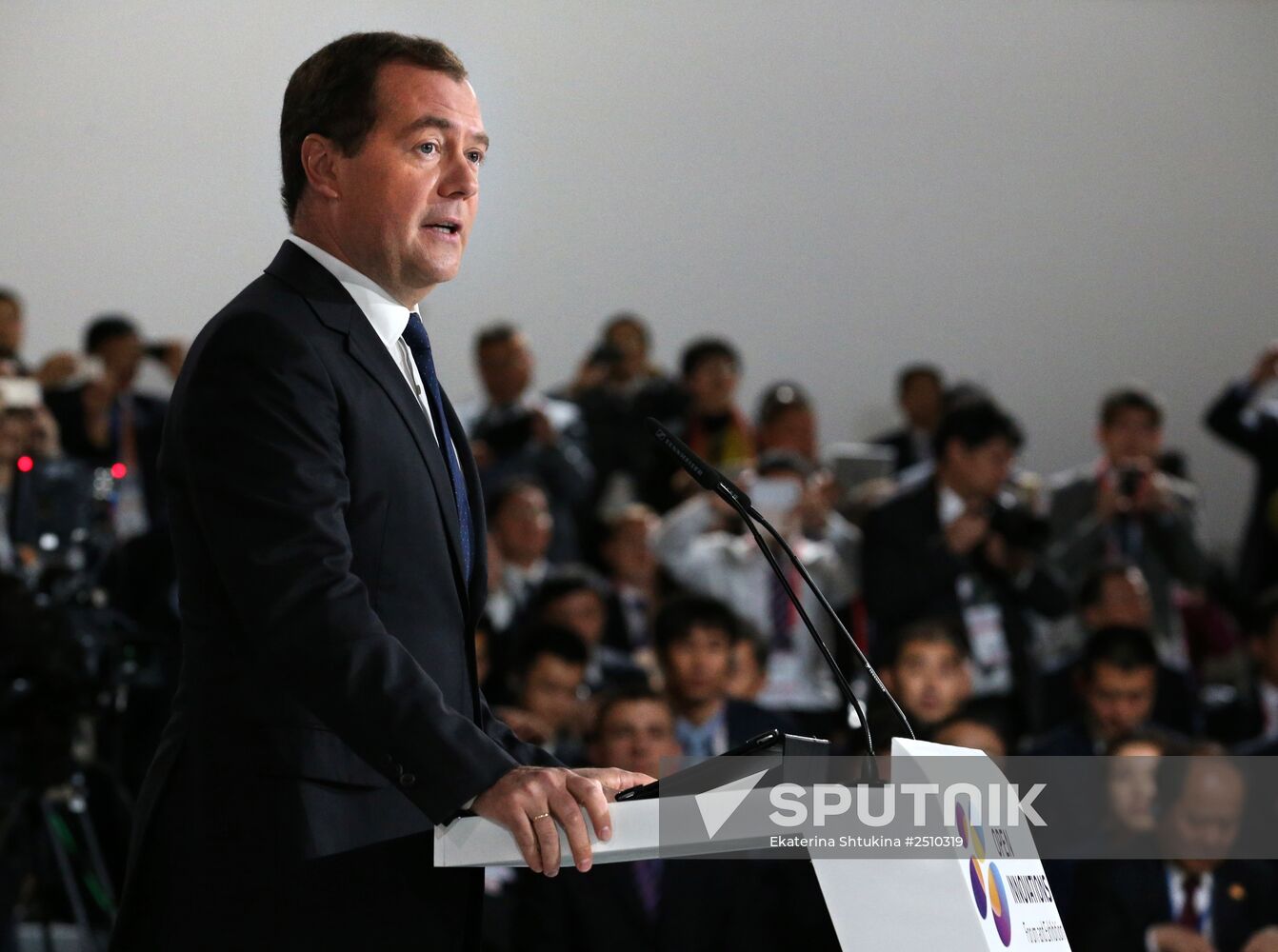 Dmitry Medvedev and Li Keqiang attend Open Innovations forum