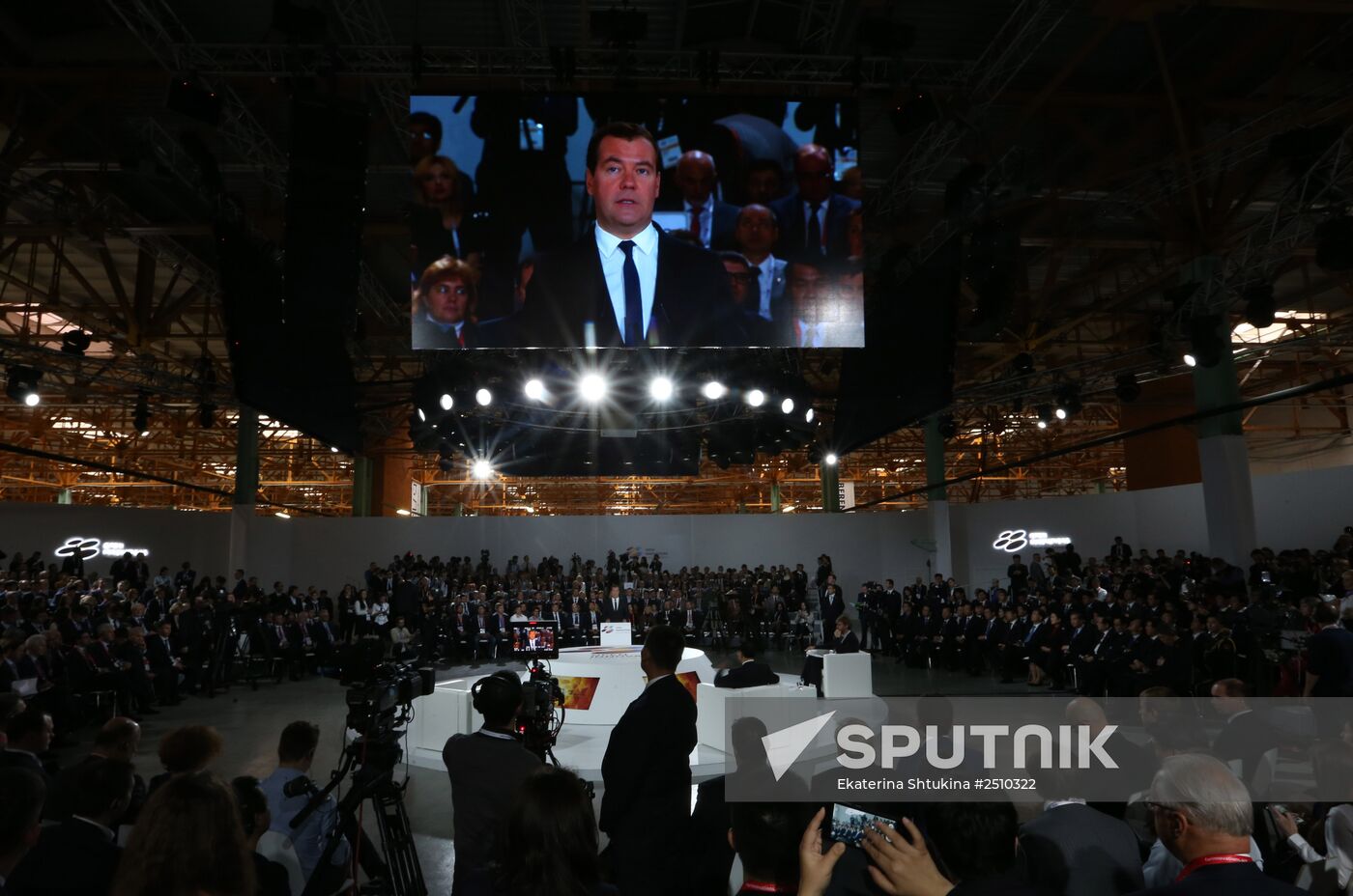 Dmitry Medvedev and Li Keqiang attend Open Innovations forum