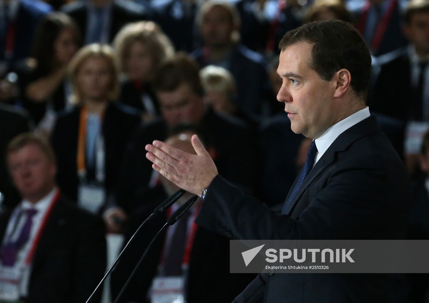 Dmitry Medvedev and Li Keqiang attend Open Innovations forum