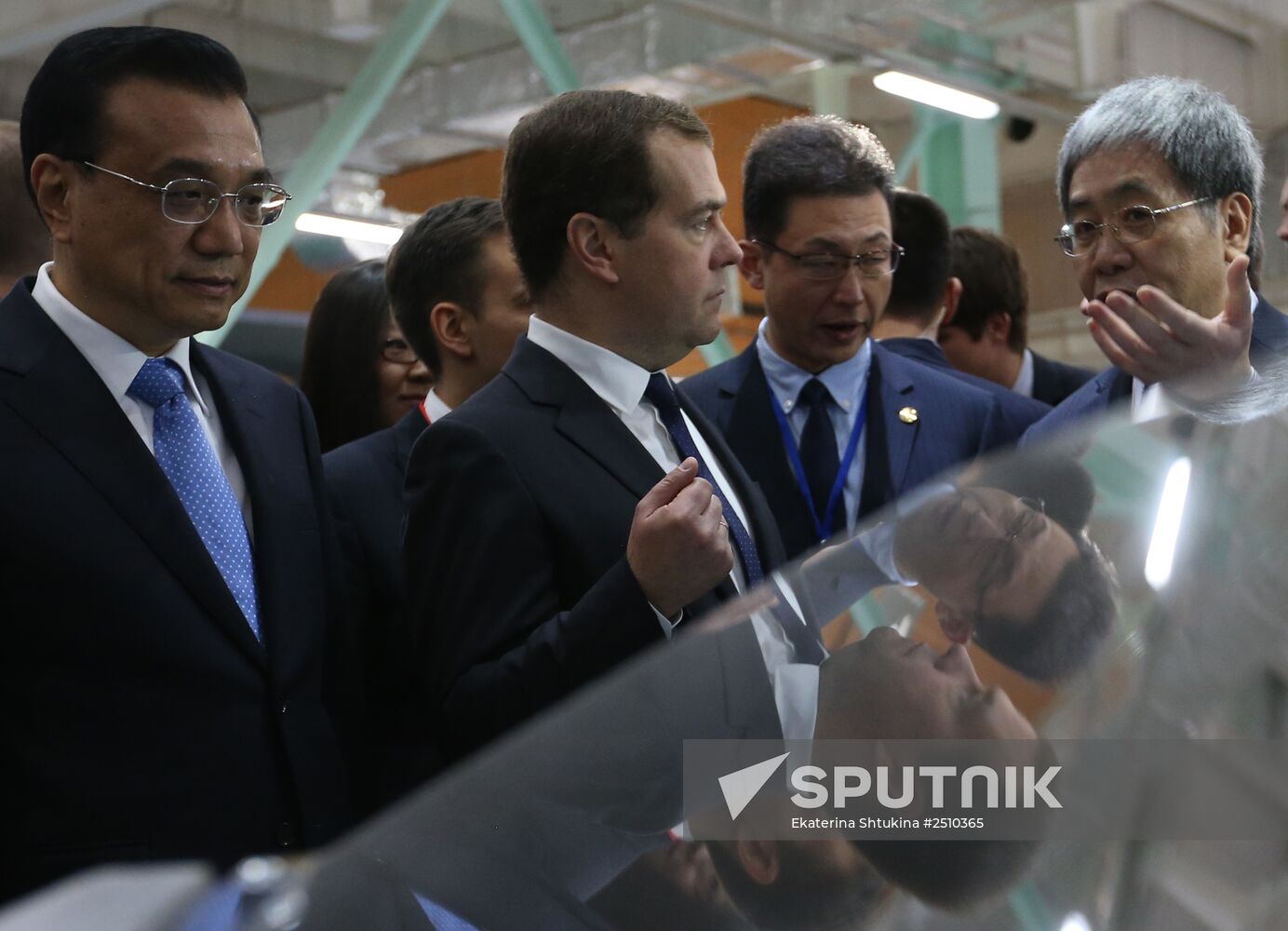 Dmitry Medvedev and Li Keqiang attend the Open Innovations International Forum