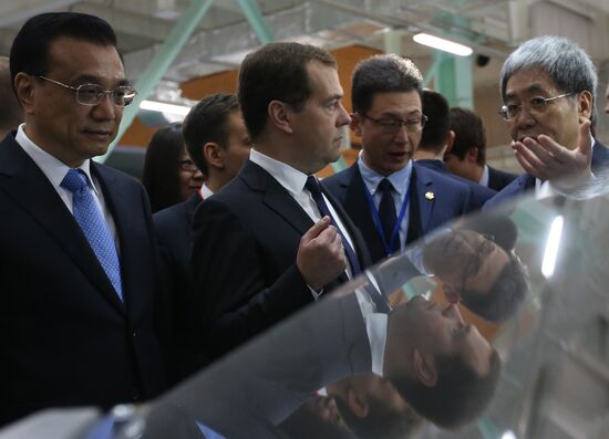 Dmitry Medvedev and Li Keqiang attend the Open Innovations International Forum
