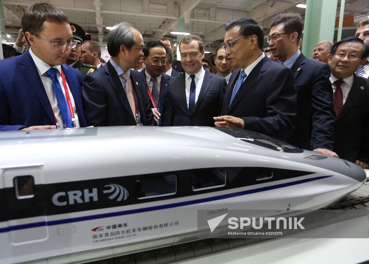 Dmitry Medvedev and Li Keqiang attend the Open Innovations International Forum