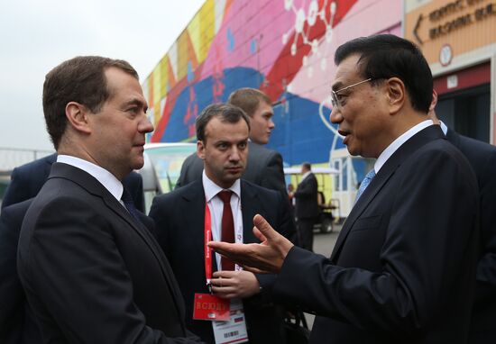 Dmitry Medvedev and Li Keqiang attend the Open Innovations International Forum