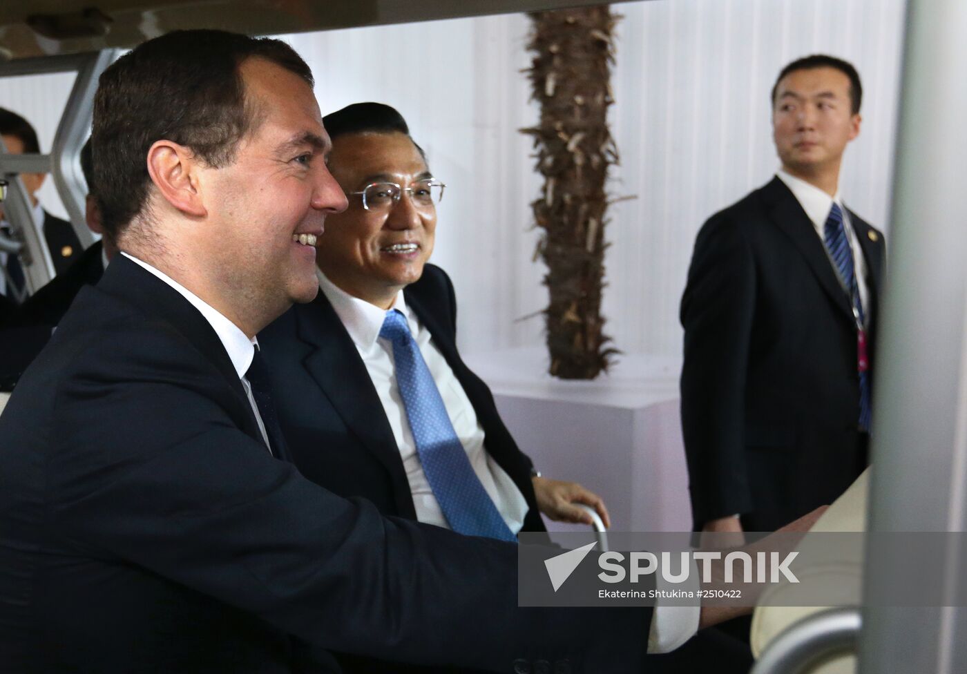 Dmitry Medvedev and Li Keqiang attend the Open Innovations International Forum