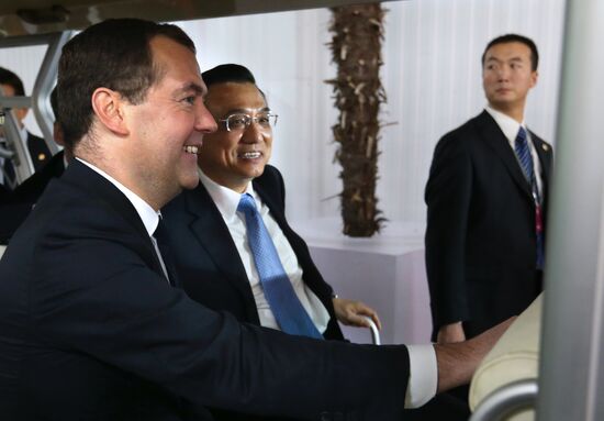 Dmitry Medvedev and Li Keqiang attend the Open Innovations International Forum