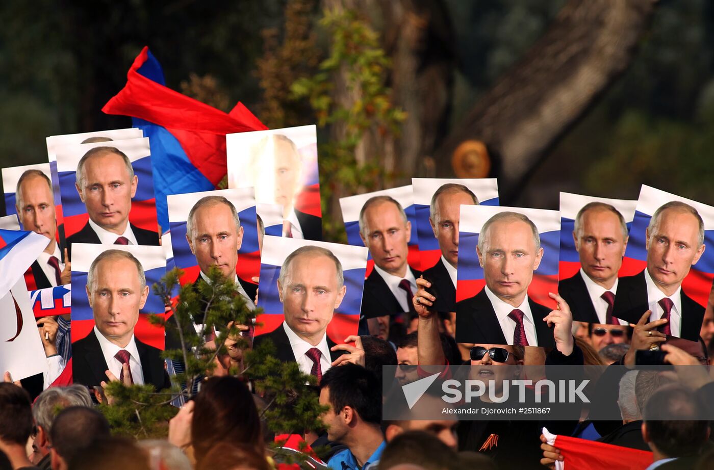 Belgrade residents hold portraits of Russian President Vladimir Putin. Location: Serbia, Belgrade. Author: Alexandar Djorovich/Sputnik. Vladimir Putin visits Serbia