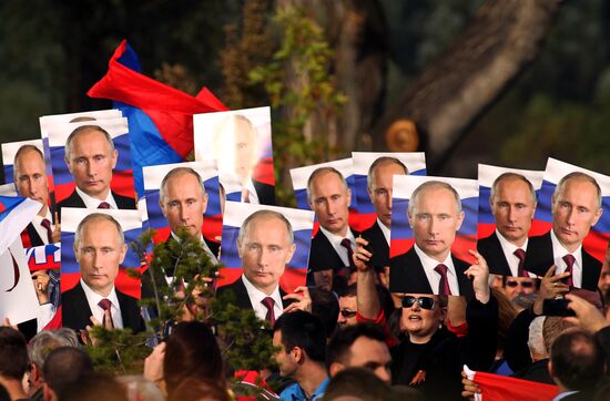 Vladimir Putin visits Serbia