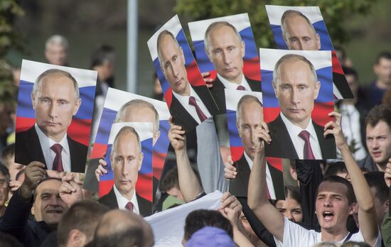 Vladimir Putin visits Serbia