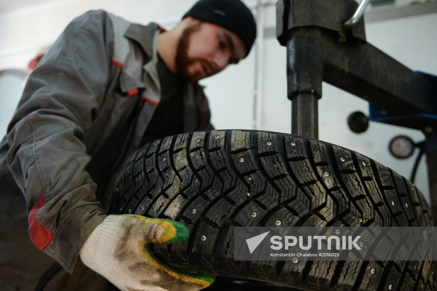 Tire shop at work in Veliky Novgorod