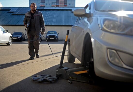 Tire shop at work in Veliky Novgorod