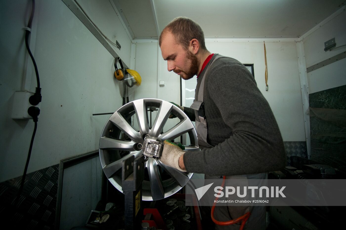 Tire shop in Veliky NovgorodTire shop at work in Veliky Novgorod
