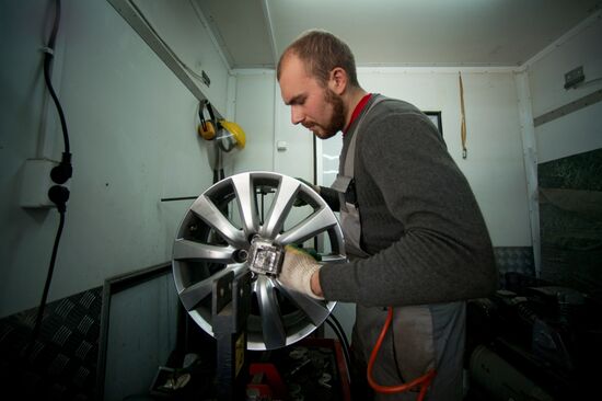 Tire shop in Veliky NovgorodTire shop at work in Veliky Novgorod