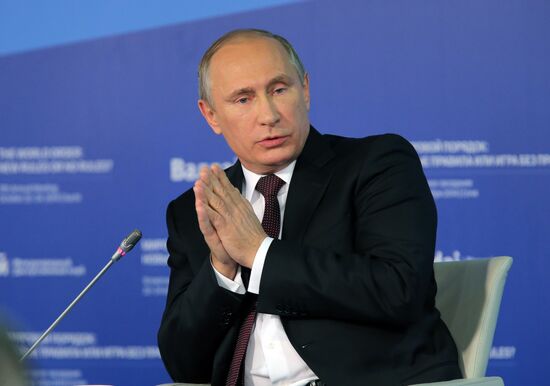 Vladimir Putin takes part in summarizing plenary meeting of 11th session of Valdai International Discussion Club