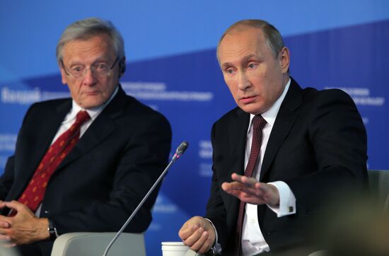 Vladimir Putin takes part in summarizing plenary meeting of 11th session of Valdai International Discussion Club