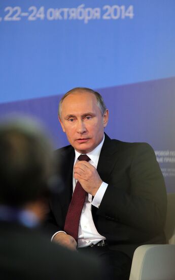Vladimir Putin takes part in summarizing plenary meeting of 11th session of Valdai International Discussion Club