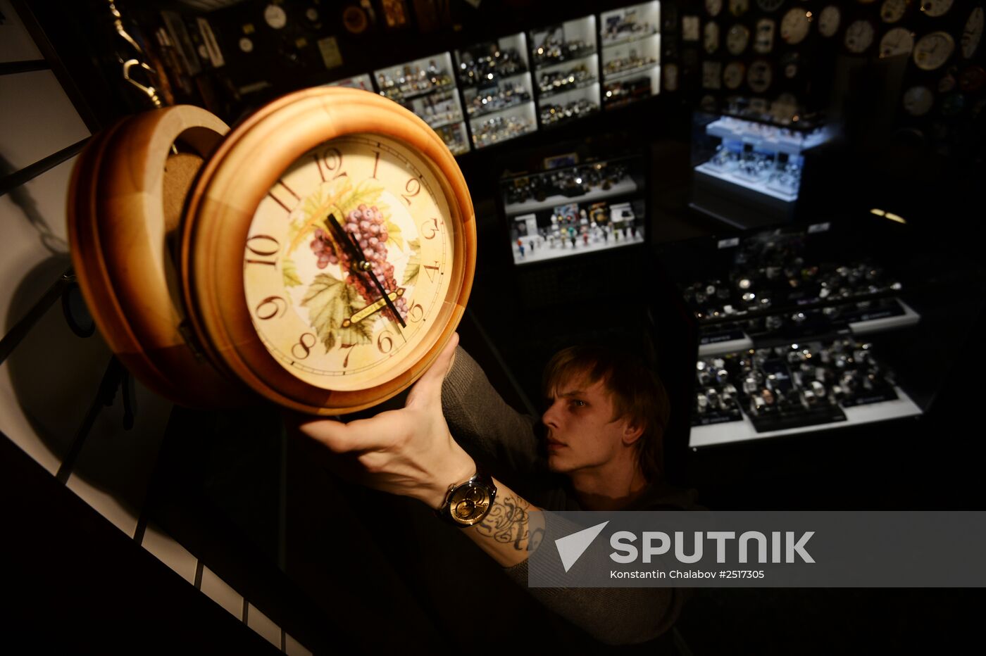 Clocks adjusted back from daylight savings time across Russia