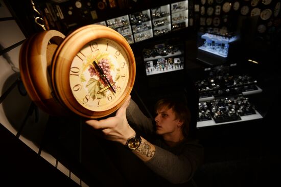 Clocks adjusted back from daylight savings time across Russia