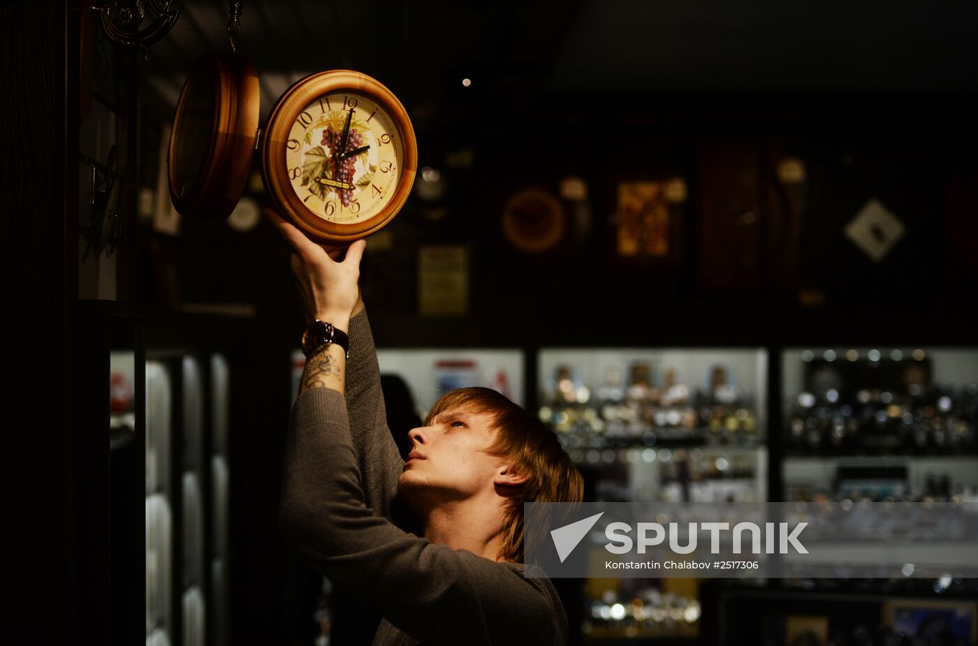 Clocks adjusted back from daylight savings time across Russia