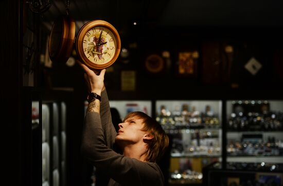 Clocks adjusted back from daylight savings time across Russia