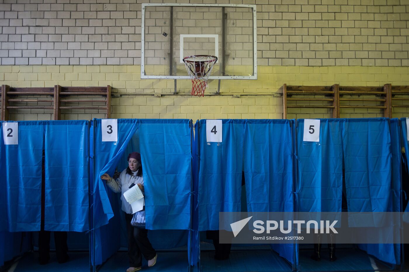 Ukraine votes in early parliamentary election