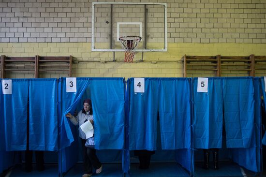 Ukraine votes in early parliamentary election