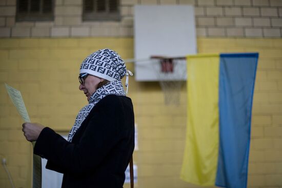 Ukraine votes in early parliamentary election