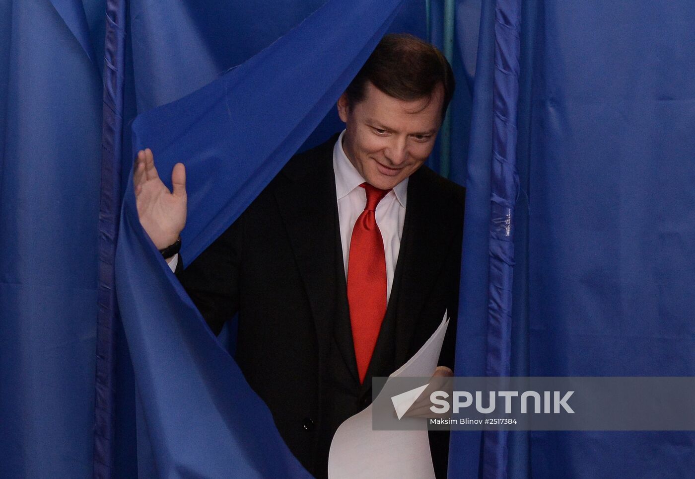 Ukraine votes in early parliamentary election