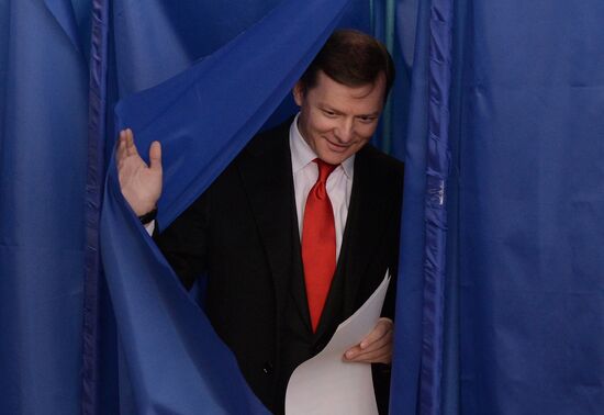 Ukraine votes in early parliamentary election