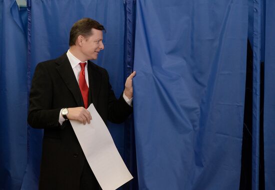 Ukraine votes in early parliamentary election