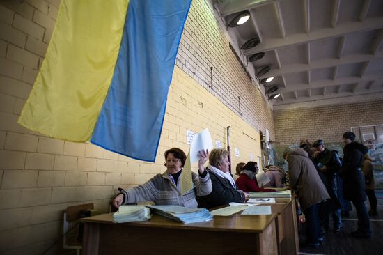 Ukraine votes in early parliamentary election