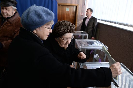Ukraine votes in early parliamentary election