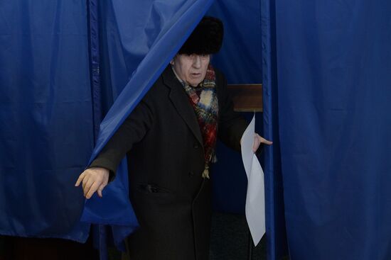 Ukraine votes in early parliamentary election