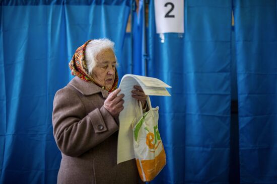 Ukraine votes in early parliamentary election