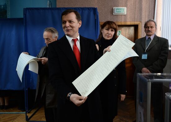 Ukraine votes in early parliamentary election