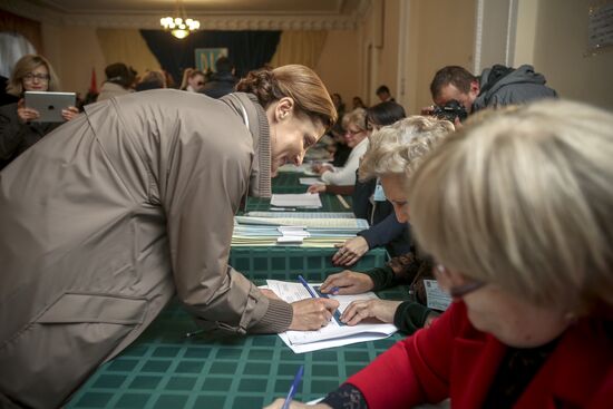 Ukraine votes in early parliamentary election