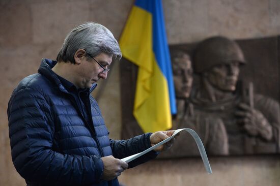 Ukraine votes in early parliamentary election