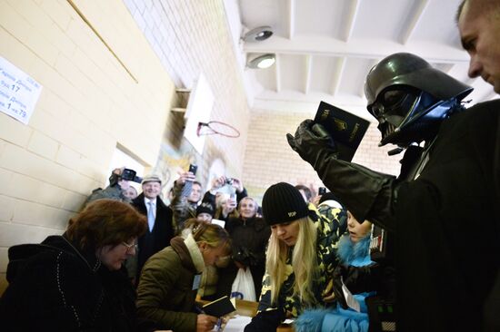 Ukraine votes in early parliamentary election