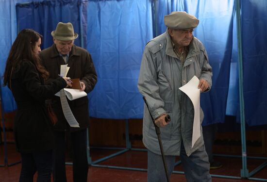 Ukraine votes in early parliamentary election