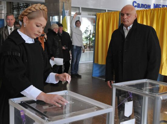 Ukraine votes in early parliamentary election