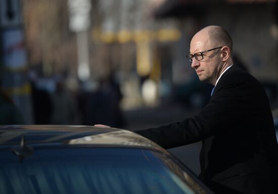 Ukraine votes in early parliamentary election