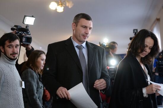 Ukraine votes in early parliamentary election