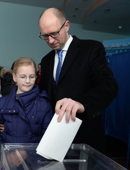 Ukraine votes in early parliamentary election