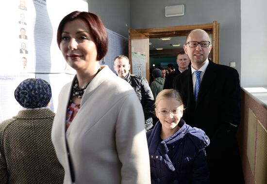 Ukraine votes in early parliamentary election