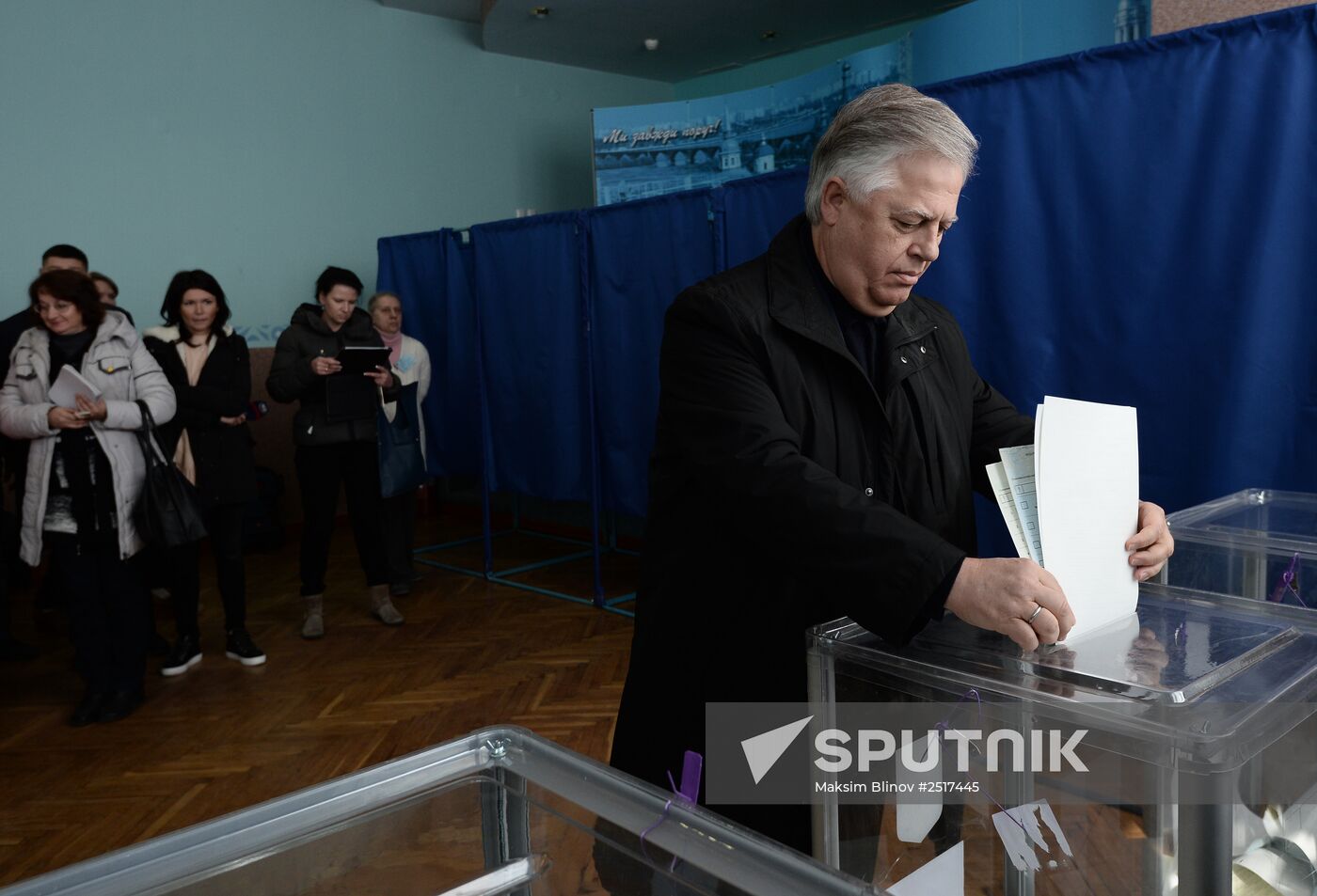 Ukraine votes in early parliamentary election